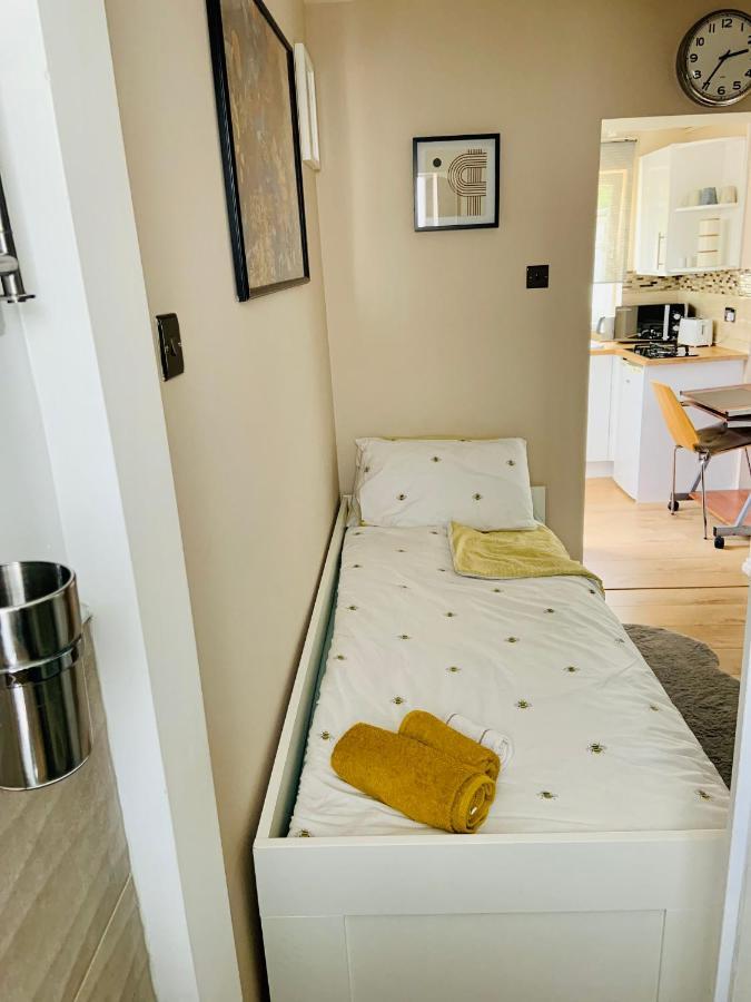 Beautiful Self Contained Studio Appartement Londen Buitenkant foto