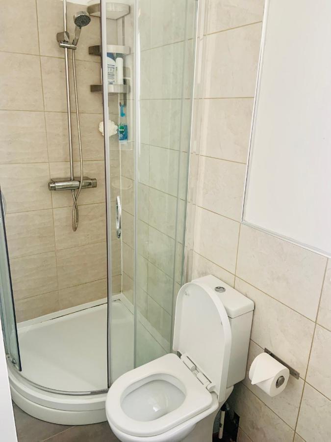 Beautiful Self Contained Studio Appartement Londen Buitenkant foto