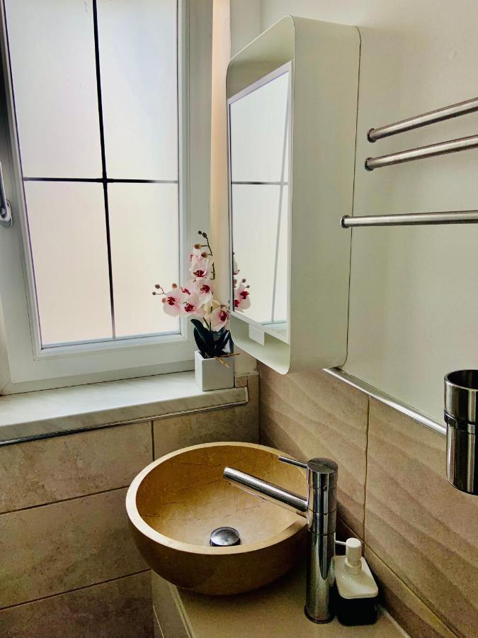 Beautiful Self Contained Studio Appartement Londen Buitenkant foto