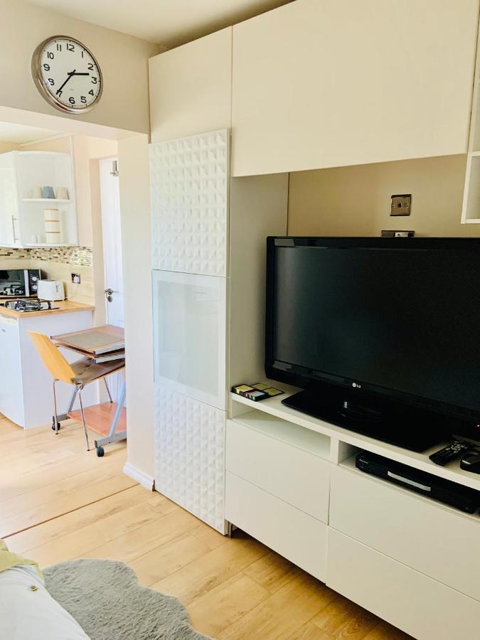 Beautiful Self Contained Studio Appartement Londen Buitenkant foto
